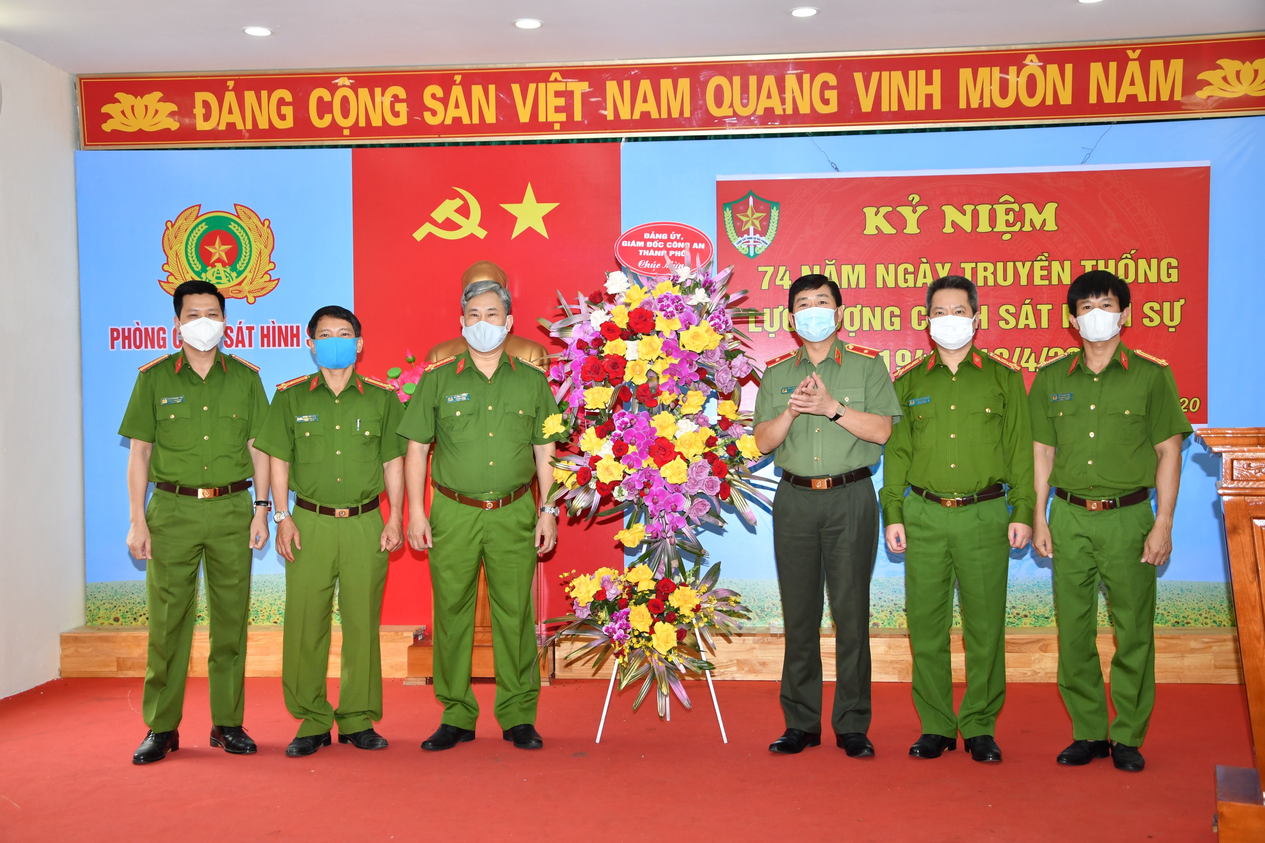 Lãnh đạo CATP chúc mừng Ngày truyền thống lực lượng Tham mưu, Cảnh sát hình sự và Cảnh sát Quản lý hành chính về trật tự xã hội